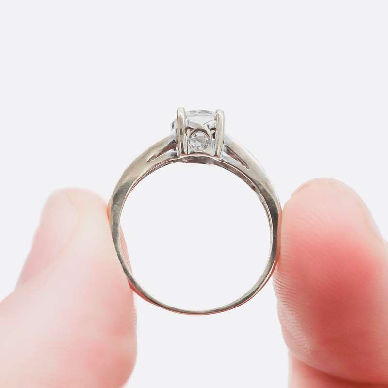 ELEGANT 9CT WHITE GOLD RING ENGLISH HALLMARK CUBIC ZIRCONIA RING W/ *JEWELLER EVALUATION R6`800 *