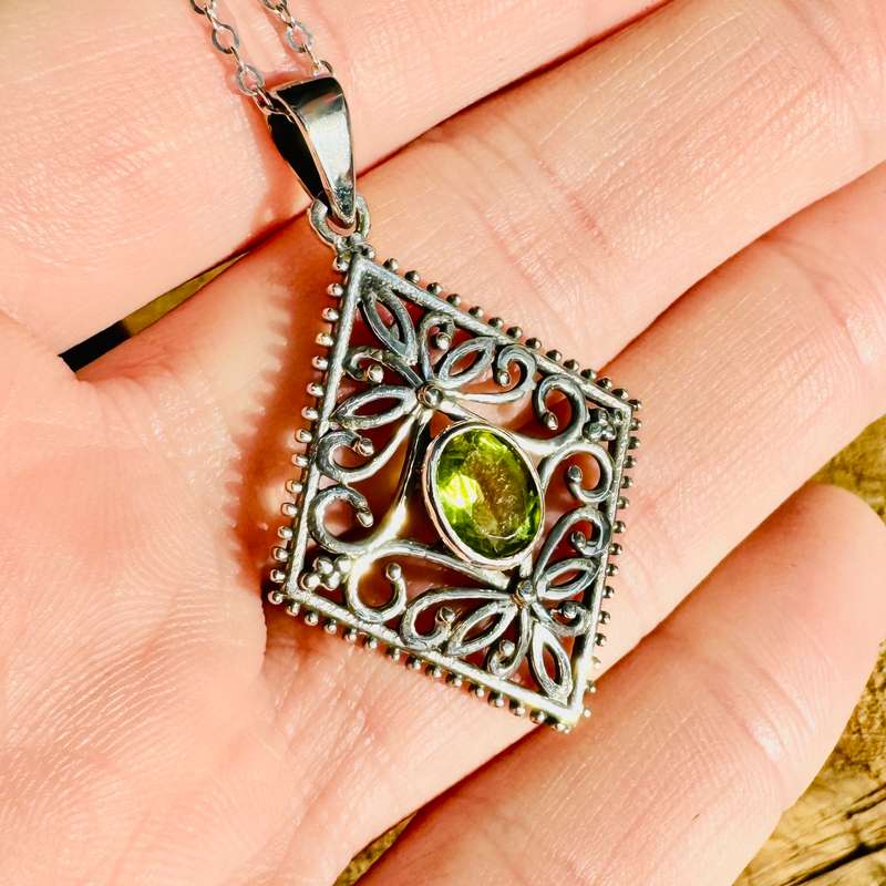 NATURAL PERIDOT STERLING SILVER PENDANT NECKLACE WITH INTRICATE OPENWORK DETAIL