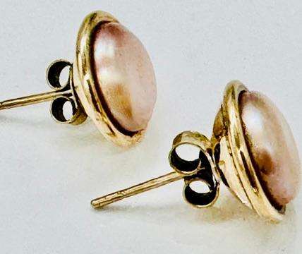 9CT YELLOW GOLD PEARL STUD EARRINGS. PINKISH RAINBOW IRIDESCENCE. Classic Bezel set Design
