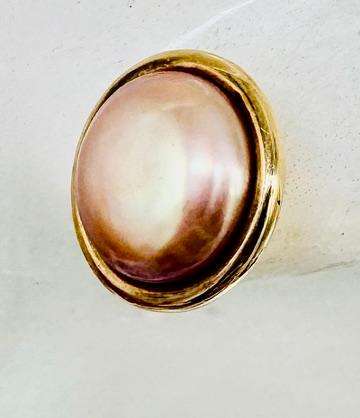 9CT YELLOW GOLD PEARL STUD EARRINGS. PINKISH RAINBOW IRIDESCENCE. Classic Bezel set Design