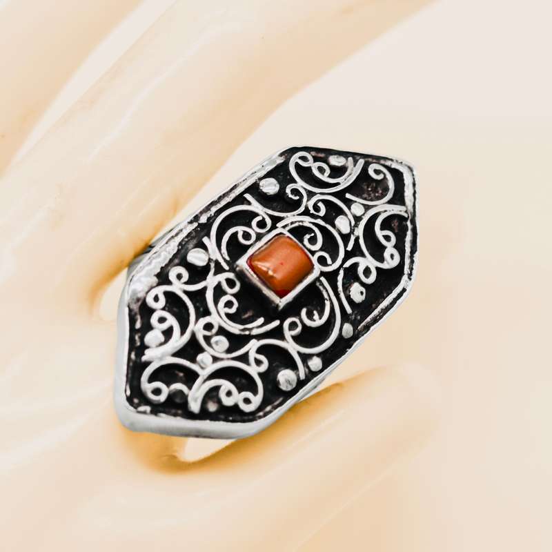 UNUSUAL STERLING SILVER CORAL GEMSTONE RING WITH TACTILE DECORATIVE DETAIL