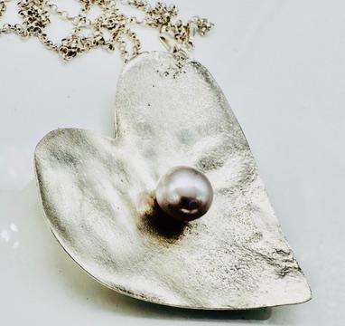 HANDCRAFTED SOLID STERLING SILVER ORGANIC LILY-SHAPED PENDANT WITH NATURAL PEARL