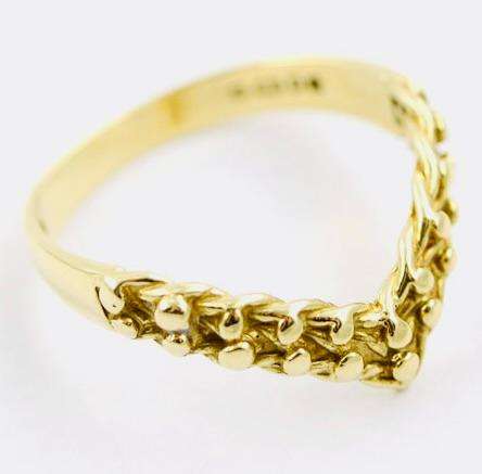 9CT YELLOW GOLD CHEVRON `KEEPER` RING. TACTILE DESIGN, VINTAGE ENGLISH HALLMARKED