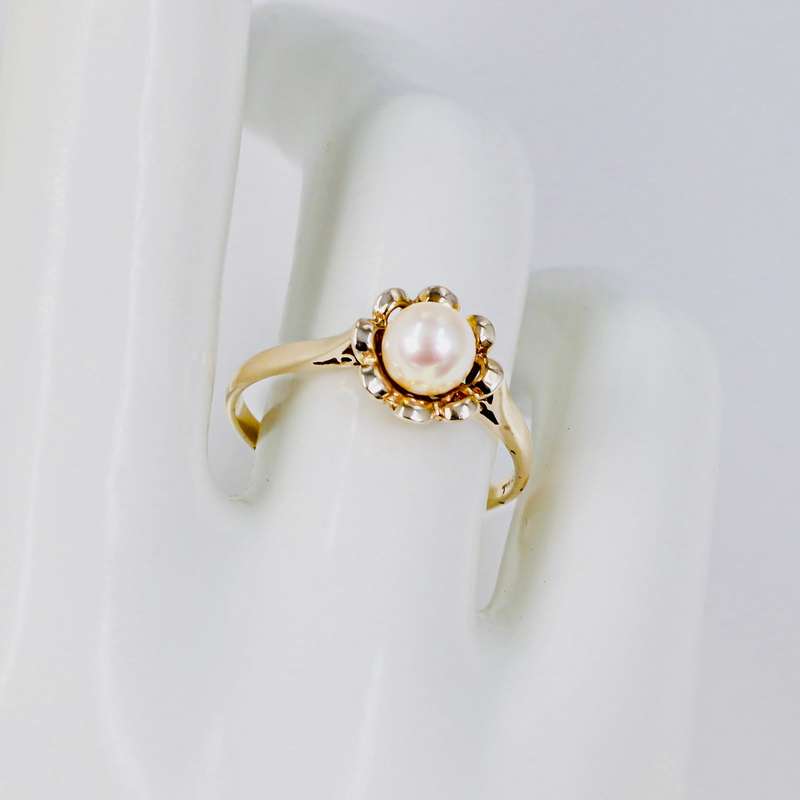 9CT YELLOW GOLD VINTAGE FRESHWATER PEARL RING WITH INTRICATE FRAME DETAIL