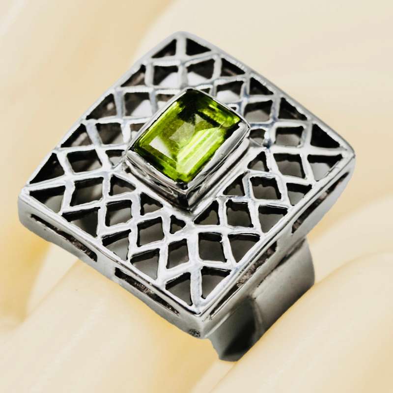 BEAUTIFUL LARGE SOLID STERLING SILVER RING WITH NATURAL PERIDOT & OPENWORK DESIGN