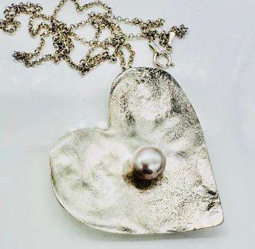 HANDCRAFTED SOLID STERLING SILVER ORGANIC LILY-SHAPED PENDANT WITH NATURAL PEARL