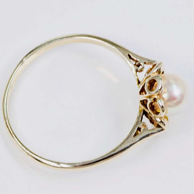 9CT YELLOW GOLD VINTAGE FRESHWATER PEARL RING WITH INTRICATE FRAME DETAIL