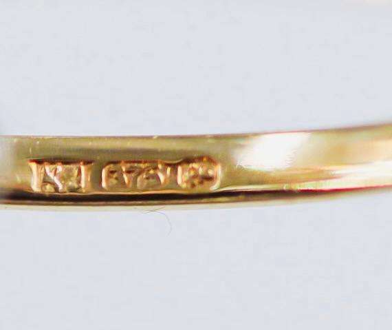 DAINTY VINTAGE SKY BLUE TOPAZ 9CT YELLOW GOLD RING WITH OPENWORK FEATURE. ENGLISH HALLMARKED!
