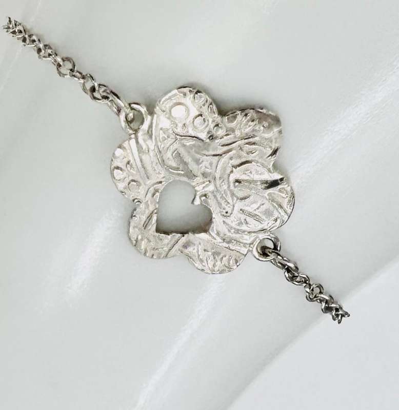 HANDCRAFTED PRETTY STERLING SILVER BRACELET CHAIN WITH PENDANT FEATURE - HEART KEYHOLE DESIGN