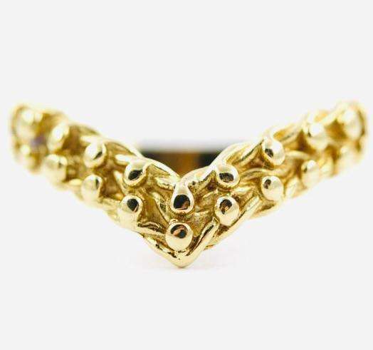 9CT YELLOW GOLD CHEVRON `KEEPER` RING. TACTILE DESIGN, VINTAGE ENGLISH HALLMARKED