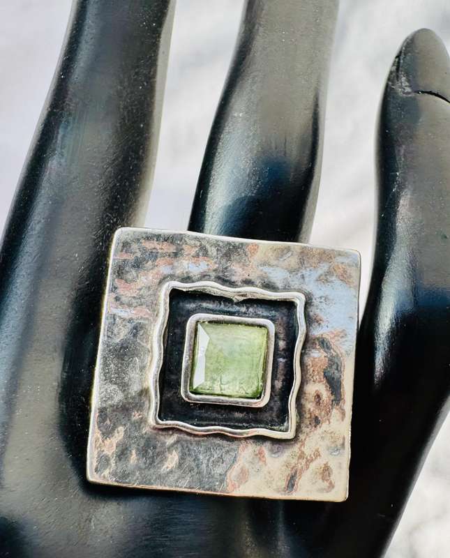 UNUSUAL HANDCRAFTED PERIDOT STERLING SILVER RING. Hand Hammered feature