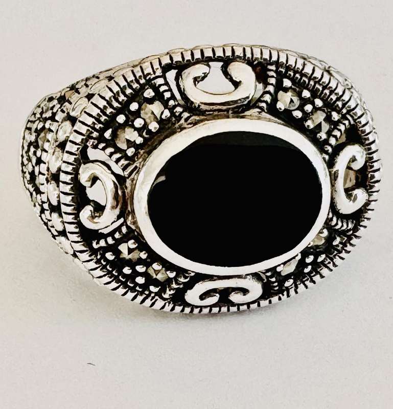 HEAVY, INTRICATE DETAIL STERLING SILVER NATURAL BLACK ONYX & MARCASITE SIGNET RING