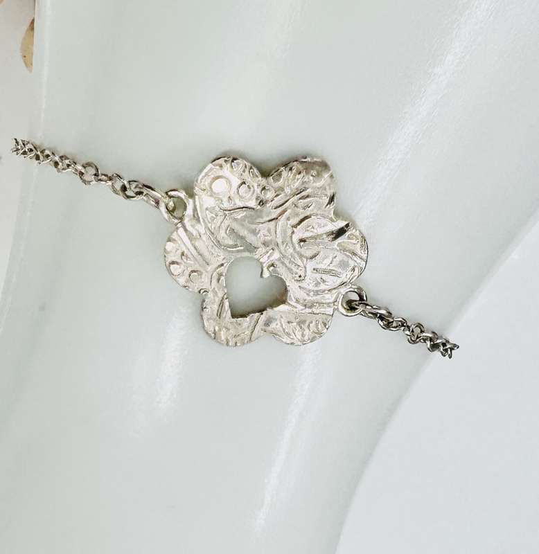 HANDCRAFTED PRETTY STERLING SILVER BRACELET CHAIN WITH PENDANT FEATURE - HEART KEYHOLE DESIGN