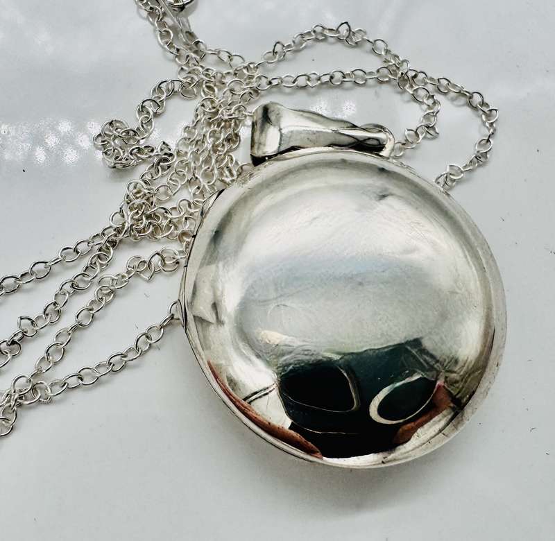 SOLID STERLING SILVER DOUBLE PICTURE LARGE LOCKET NECKLACE. POLISHED HIGH SHINE SURFACE
