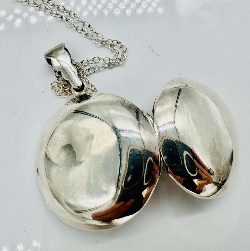 SOLID STERLING SILVER DOUBLE PICTURE LARGE LOCKET NECKLACE. POLISHED HIGH SHINE SURFACE