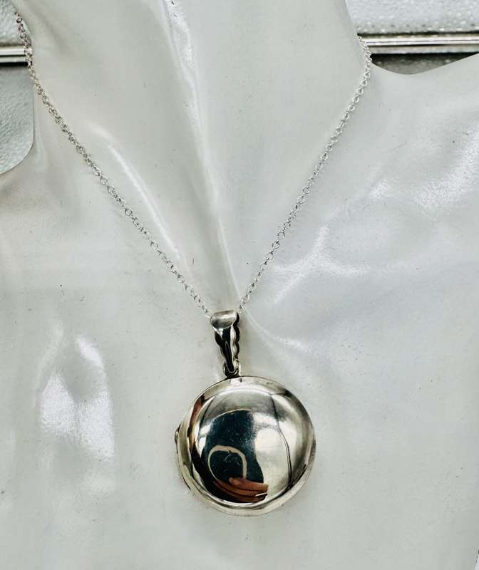 SOLID STERLING SILVER DOUBLE PICTURE LARGE LOCKET NECKLACE. POLISHED HIGH SHINE SURFACE