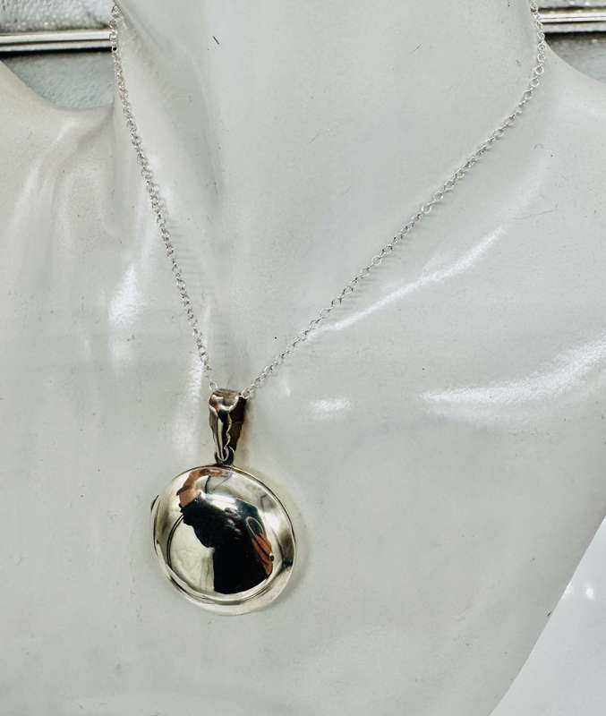 SOLID STERLING SILVER DOUBLE PICTURE LARGE LOCKET NECKLACE. POLISHED HIGH SHINE SURFACE