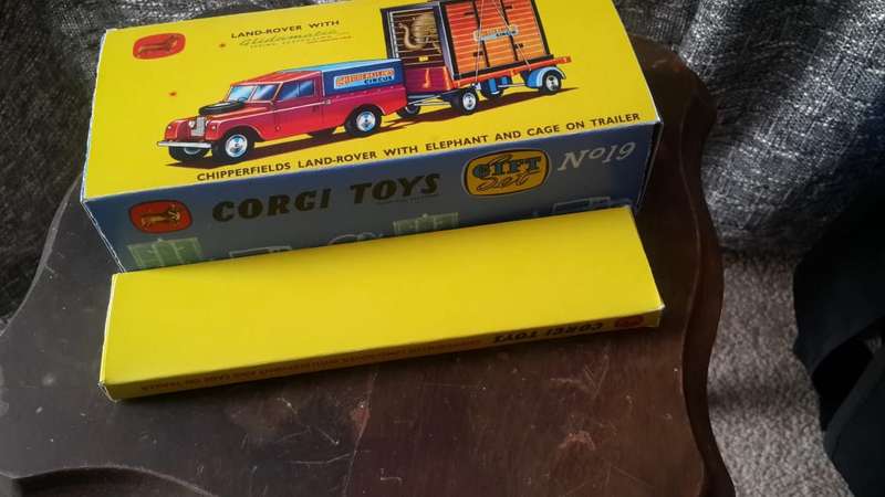 CORGI  reproduction Chipperfields gift set 19 box with plinth for sale