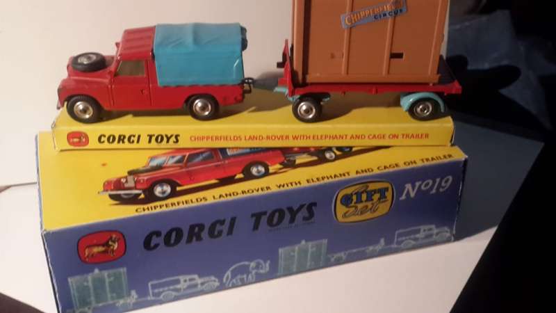 CORGI  reproduction Chipperfields gift set 19 box with plinth for sale