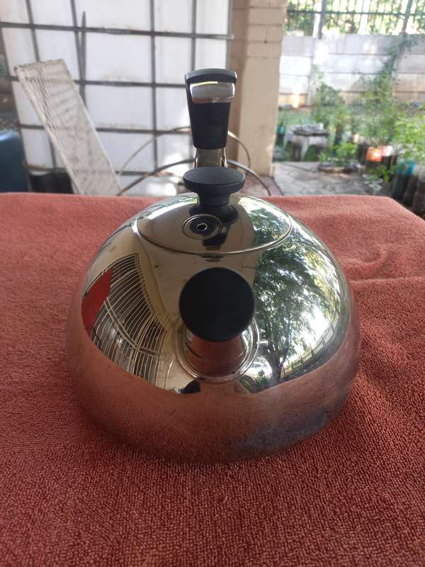 AMG Gourmet whistling Stovetop kettle 2.5L - Induction stove friendly & all other heating sources