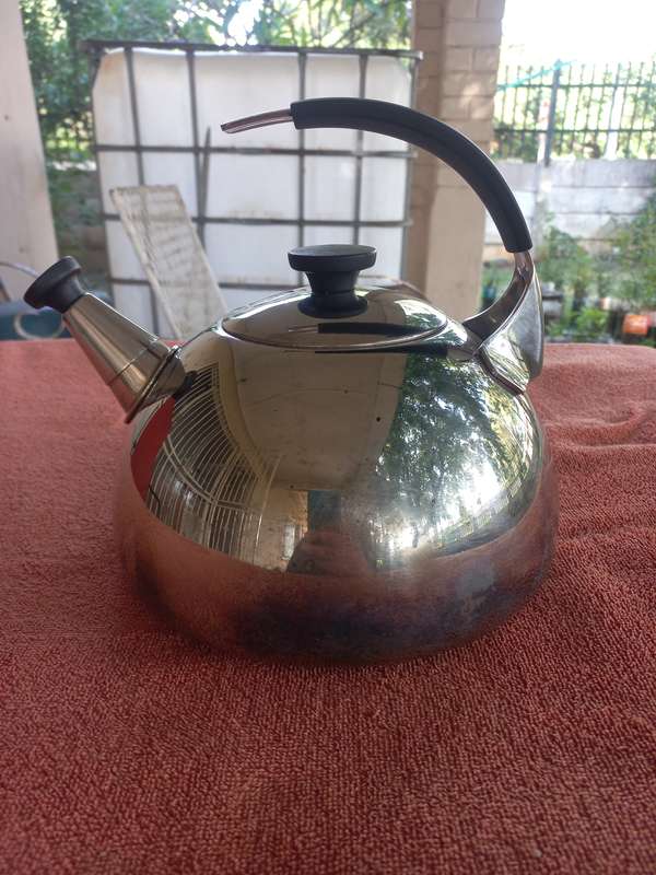 AMG Gourmet whistling Stovetop kettle 2.5L - Induction stove friendly & all other heating sources