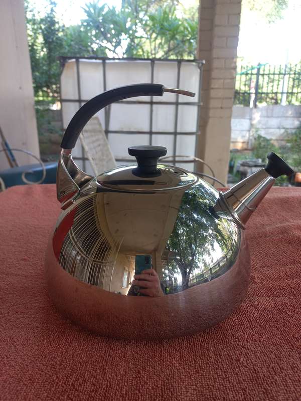 AMG Gourmet whistling Stovetop kettle 2.5L - Induction stove friendly & all other heating sources