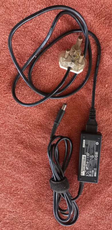 Hewlett-Packard original power supply / charger 19.5vdc 2.31 amp big pin HP - see size of pin