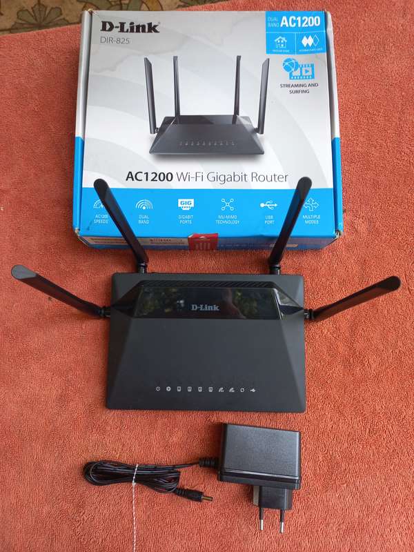 D-Link AC1200 Wi-Fi Gigabit Router - Dual band MU-Mimo - see photos for device info