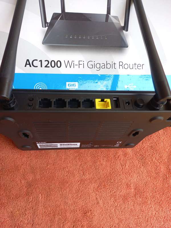 D-Link AC1200 Wi-Fi Gigabit Router - Dual band MU-Mimo - see photos for device info