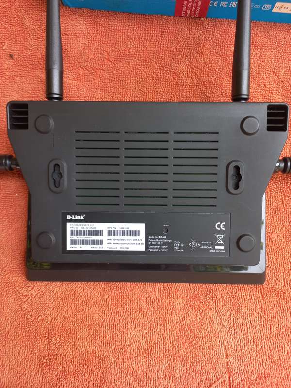 D-Link AC1200 Wi-Fi Gigabit Router - Dual band MU-Mimo - see photos for device info