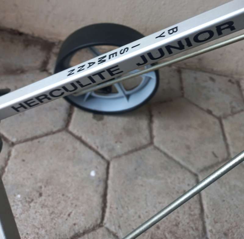 Foldable golf bag pull cart/trolley