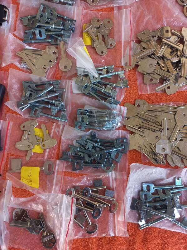 Lot of key-blanks and car key-remote covers - see photos and description