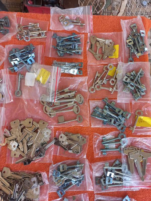 Lot of key-blanks and car key-remote covers - see photos and description