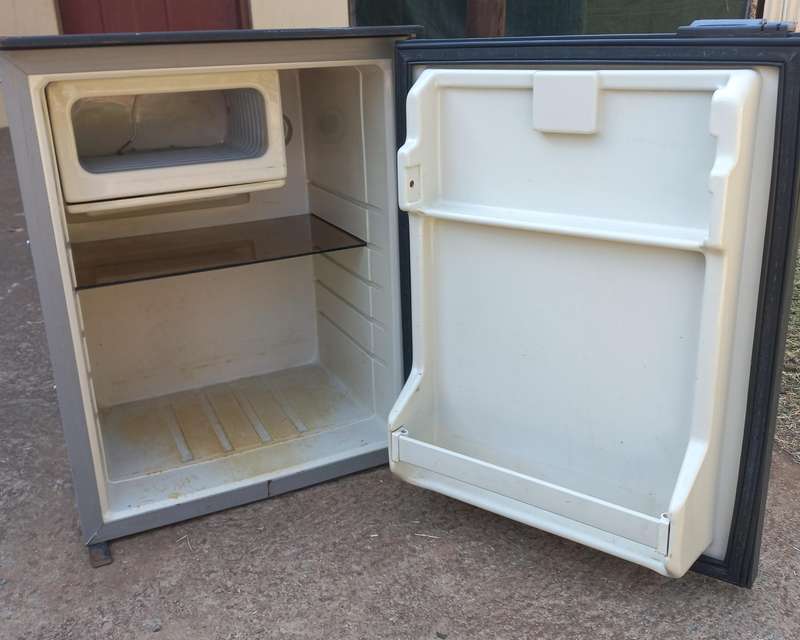 24vdc fridge with small freezer compartment - see photos & description