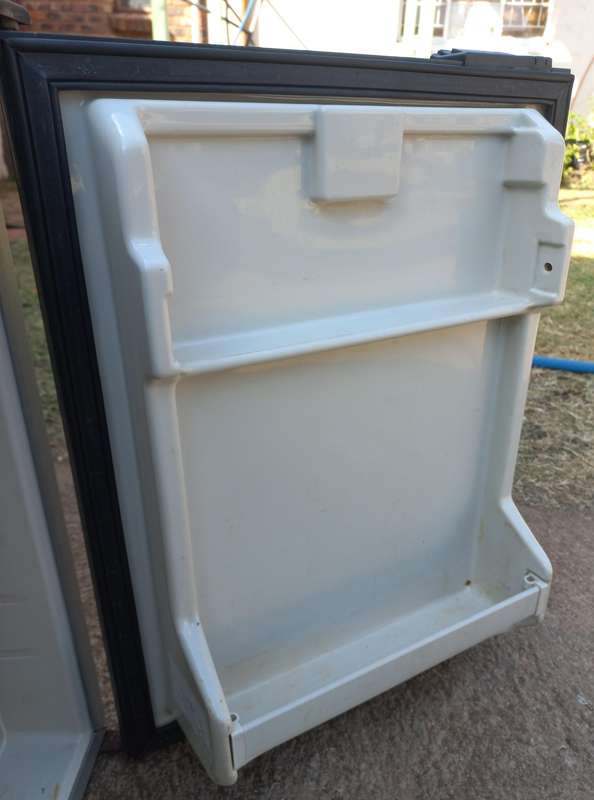 24vdc fridge with small freezer compartment - see photos & description
