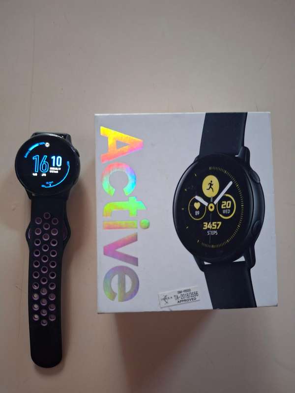 Samsung Galaxy Active Smart Watch + Box + charger