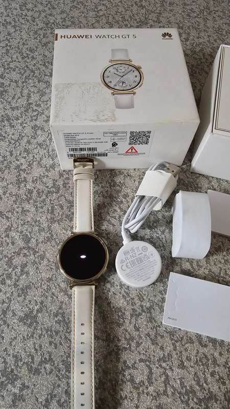 HUAWEI GT 5 41mm - GPS Smartwatch / Fitness Tracker - White / Gold