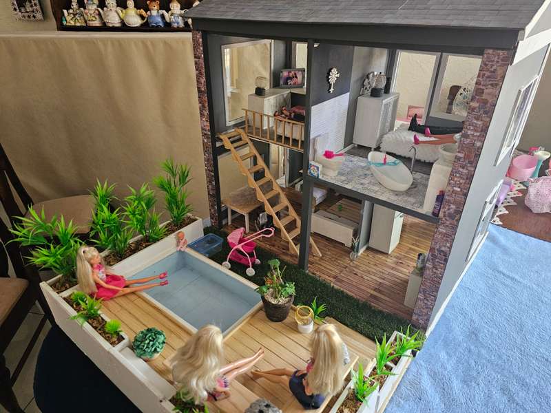 Dollhouse with Loads of Extras for that special Daughter or Grand Daughter!
