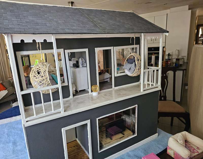 Dollhouse with Loads of Extras for that special Daughter or Grand Daughter!