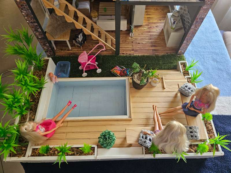 Dollhouse with Loads of Extras for that special Daughter or Grand Daughter!