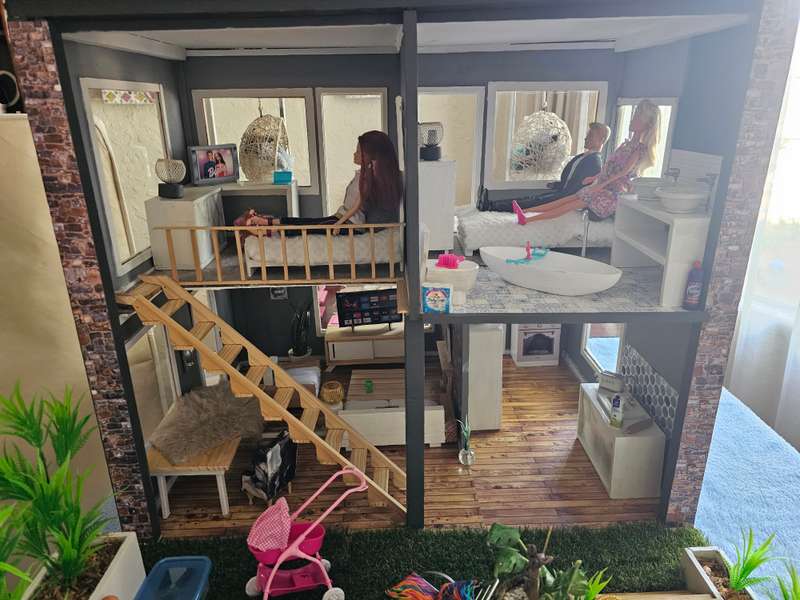 Dollhouse with Loads of Extras for that special Daughter or Grand Daughter!