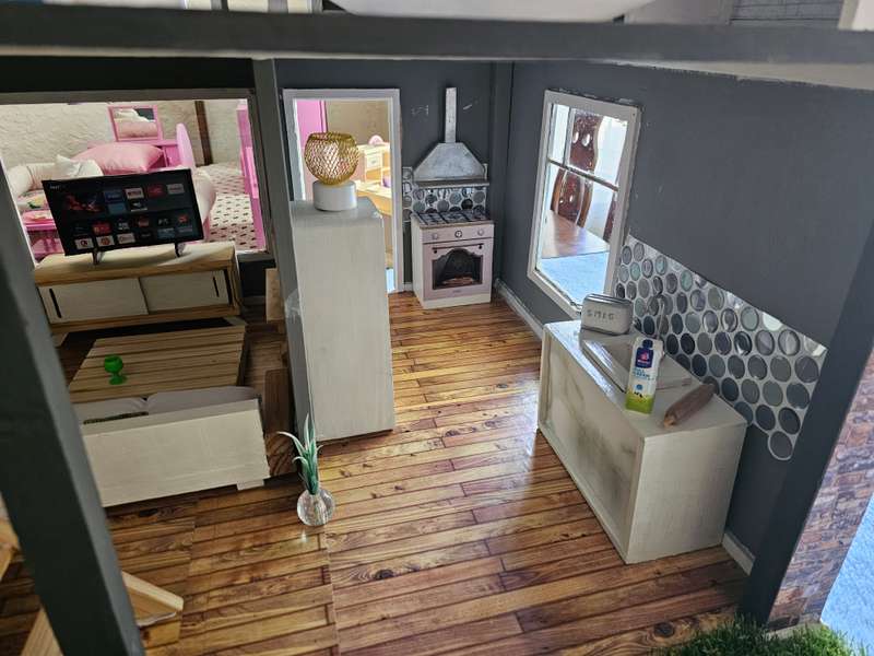 Dollhouse with Loads of Extras for that special Daughter or Grand Daughter!