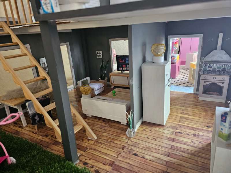Dollhouse with Loads of Extras for that special Daughter or Grand Daughter!