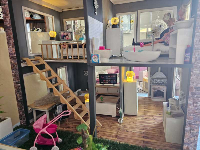 Dollhouse with Loads of Extras for that special Daughter or Grand Daughter!