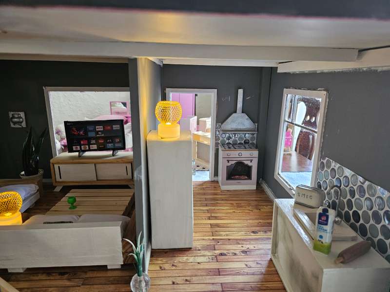 Dollhouse with Loads of Extras for that special Daughter or Grand Daughter!