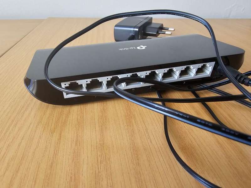 R1 Start - 8 Port Switch Like New