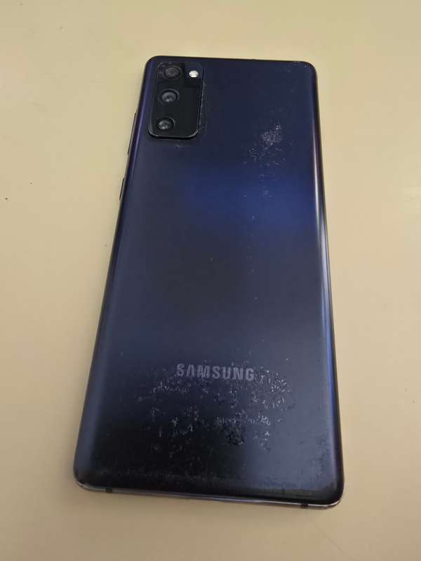 SAMSUNG S20FE CRACKED SCREEN TOP RIGHT AND BOTTOM! NO EFFECT ON PHONE SCREEN!