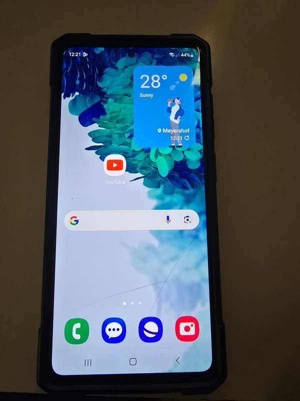 SAMSUNG S20FE CRACKED SCREEN TOP RIGHT AND BOTTOM! NO EFFECT ON PHONE SCREEN!