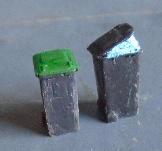 HO SCALE - 2 X WHEELIE BINS