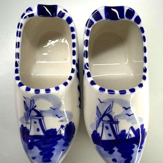 DELFTS ELWECO DELFTS BLAUW PORCELAIN PAIR LARGE CLOG ASHTRAYS
